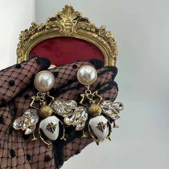 Vintage Honeybee Elegant Gold White Crystal Pearl Bee Earrings - Picture 5 of 11